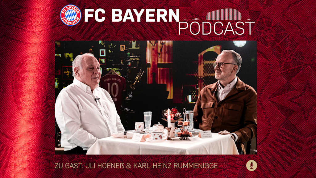 Uli Hoeneß und Karl-Heinz Rummenigge sitzen an einem Tisch und unterhalten sich