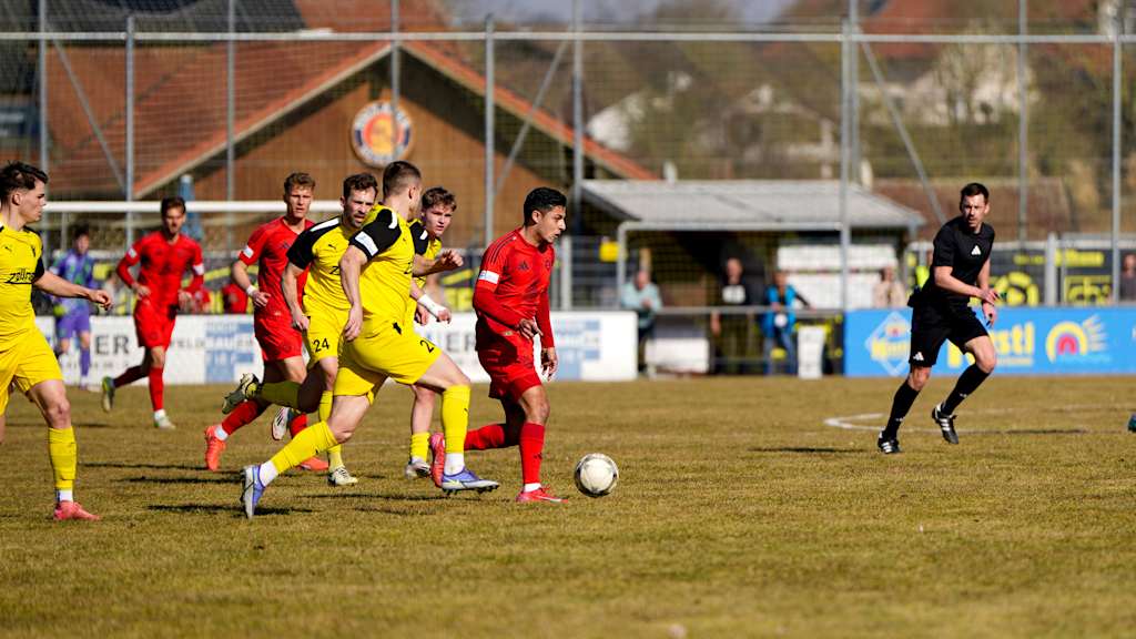 Davide Dell'Erba im Spiel der FC Bayern Amateure bei der DJK Vilzing.