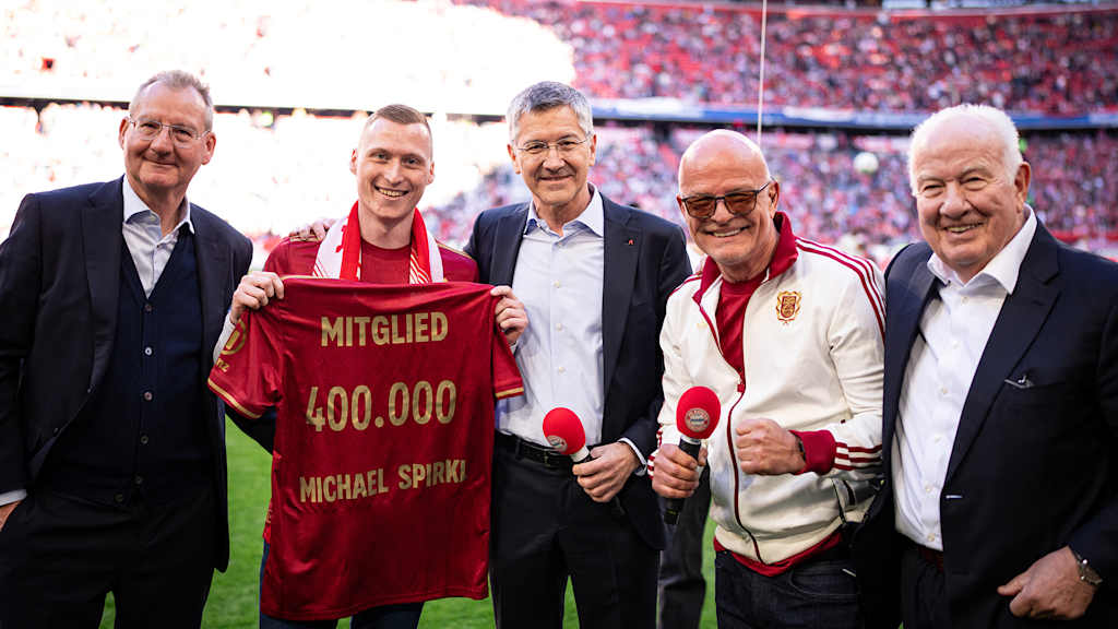 Das Präsidium des FC Bayern ehrt das 400.000. Mitglied auf dem Rasen der Allianz Arena