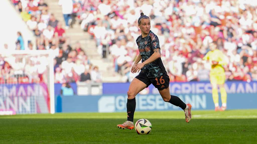 Julia Zigiotti with the ball in FC Bayern Women's match at 1. FC Köln.