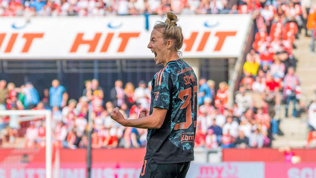 Caro Simon celebrates her goal in the match against 1. FC Köln.
