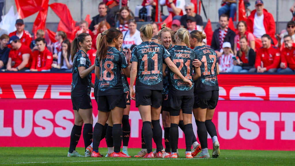 FC Bayern Women celebrate together during the match against 1. FC Köln.