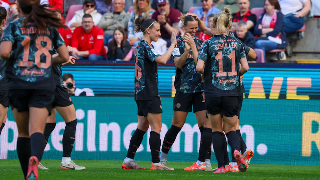 FC Bayern Women celebrate after the goal that made it 3-0 against 1. FC Köln.