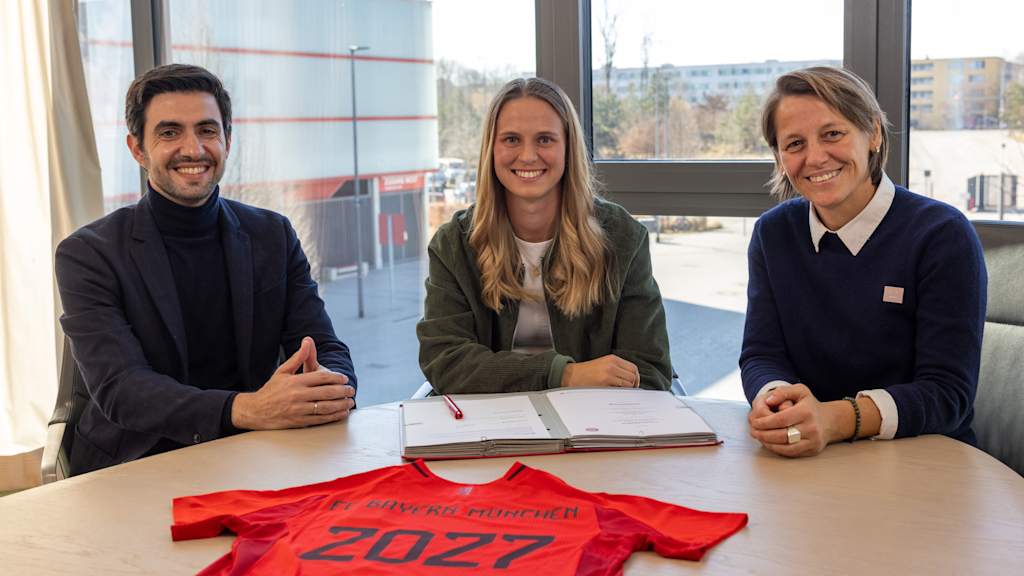 Klara Bühl unterschreibt ihren neuen Vertrag im Beisein von Francisco De Sá Fardilha und Bianca Rech.