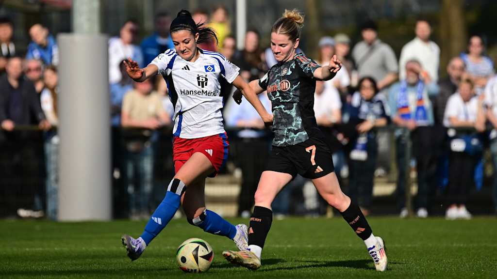 Theresa Keitel aus der zweiten Mannschaft der FC Bayern Frauen und Vildan Kardesler vom HSV im Zweikampf.