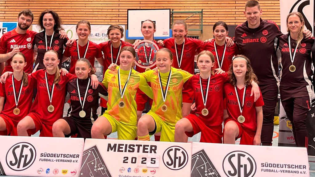 U15 Juniorinnen des FC Bayern feiern den Sieg ihrer ersten Süddeutsche Hallenmeisterschaft.