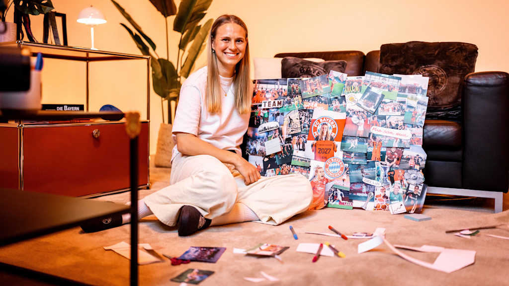 Klara Bühl wird anlässlich ihrer Vertragsverlängerung kreativ und bastelt ein Plakat zu ihrer bisherigen Fußballerinnen-Karriere.
