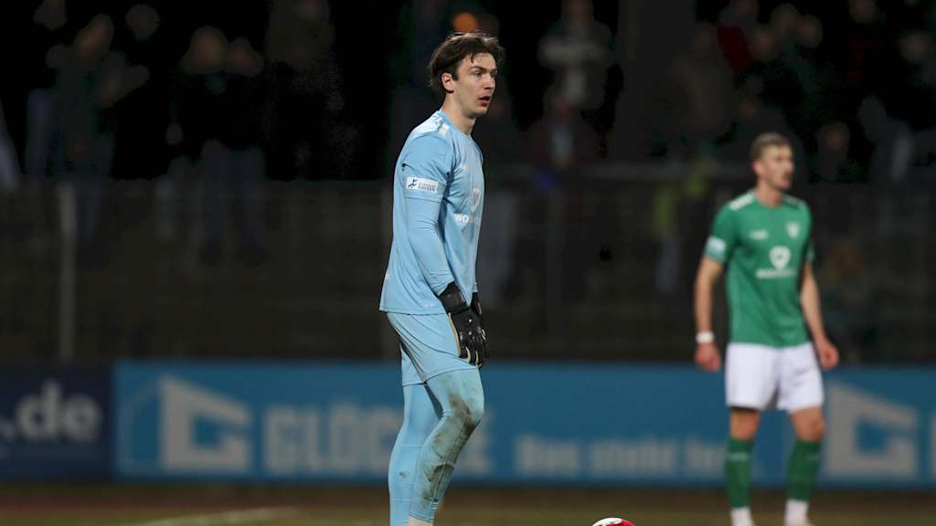 Lukas Schneller im Strafraum mit dem Ball am Fuß im Spiel gegen den FV Illertissen.