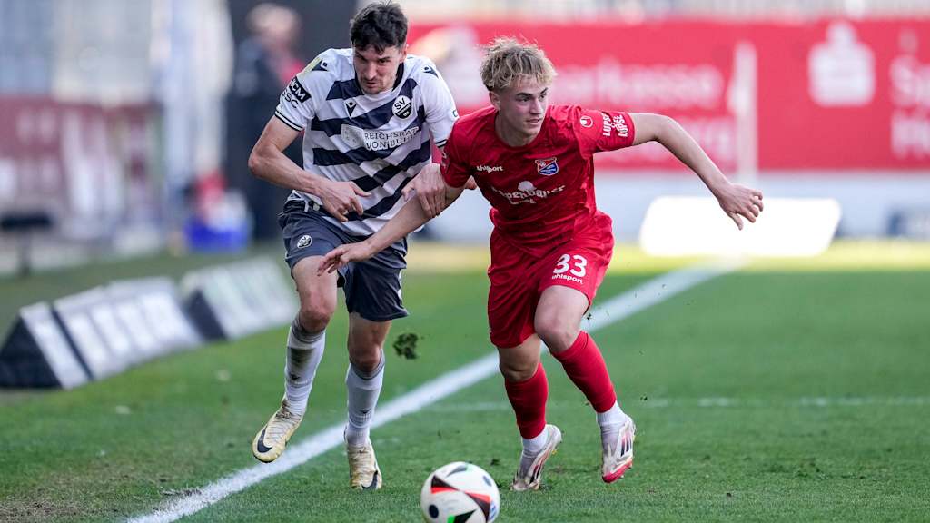 Maximilian Hennig mit dem Ball am Fuß im Spiel gegen den SV Sandhausen.