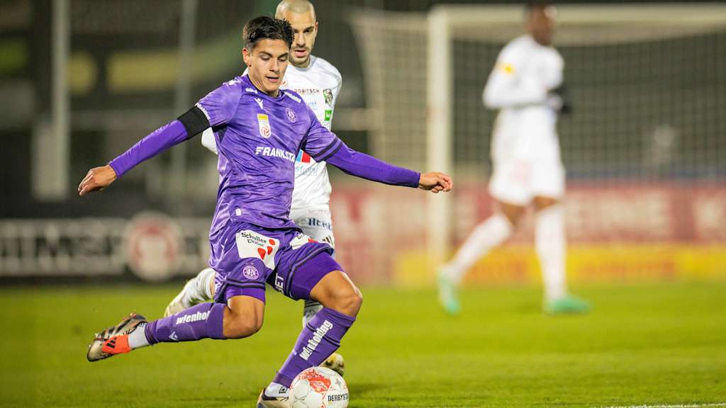 Matteo Pérez Vinöf mit dem Ball am Fuß beim Abschluss im Spiel gegen den Wolfsberger AC.