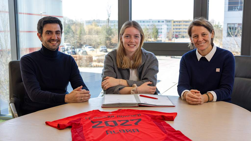 Alara Şehitler at the contract signing sitting with Francisco De Sá Fardilha and Bianca Rech.