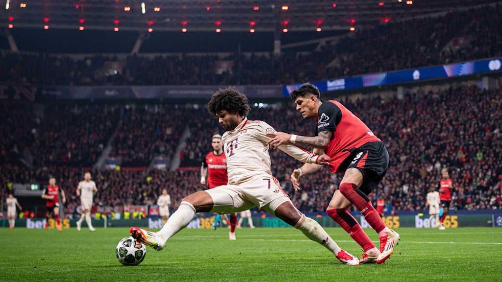 Serge Gnabyry im Zweikampf mit Piero Hincapie, Spielszene aus Bayer 04 Leverkusen - FC Bayern