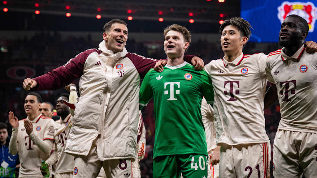 Leon Goretzka celebra con Jonas Urbig frente a la grada
