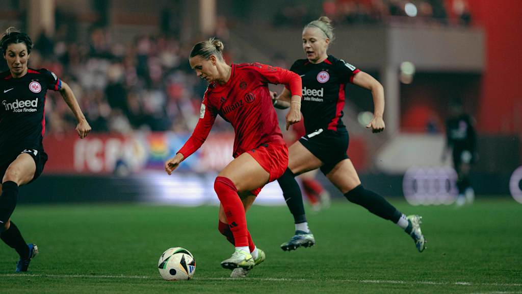 Klara Bühl mit dem Ball am Fuß während des Bundesliga-Duells mit Eintracht Frankfurt in der Vorrunde der Saison 2024/25.
