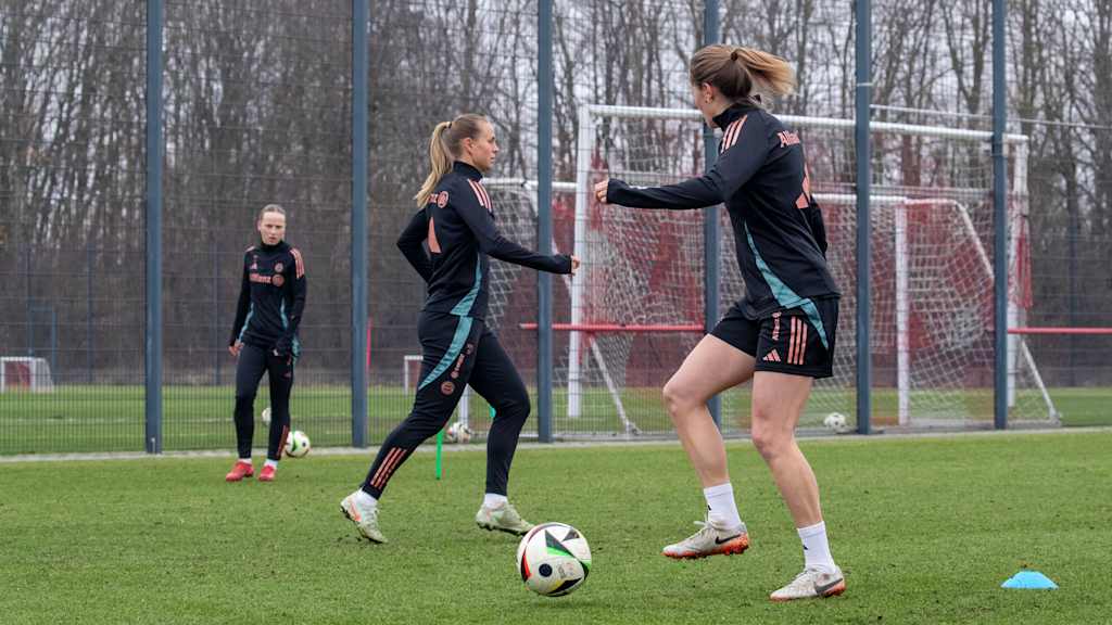 Franziska Kett, Klara Bühl und Sydney Lohmann im Training am FC Bayern Campus.