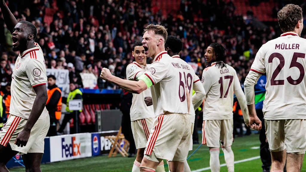 Joshua Kimmich jubelt im Champions League-Trikot gegen Leverkusen