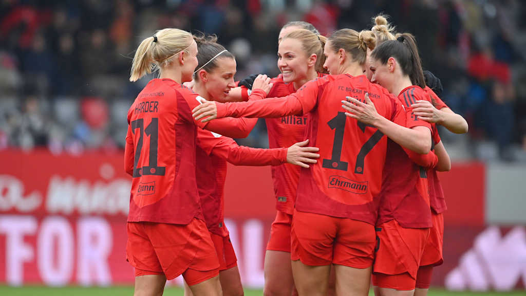 Die FC Bayern Frauen bejubeln gemeinsam einen Treffer am FC Bayern Campus.