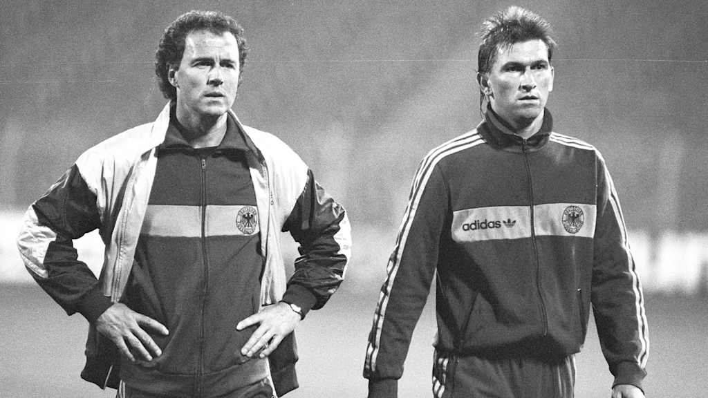 Franz Beckenbauer und Klaus Augenthaler gehen in den 80er Jahren über den Trainingsplatz