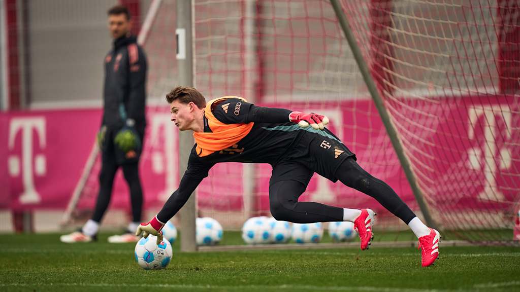 Jonas Urbig pariert einen Ball im FC Bayern-Training vor dem Bundesliga-Spiel bei Union Berlin