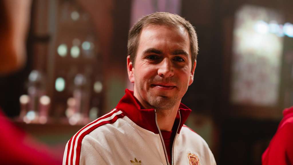 Philipp Lahm sonríe a la cámara con una camiseta blanca.