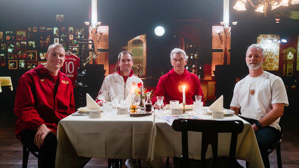 Philipp Lahm se sienta en una mesa junto a Holger Badstuber, Klaus Augenthaler y Thomas Linke.