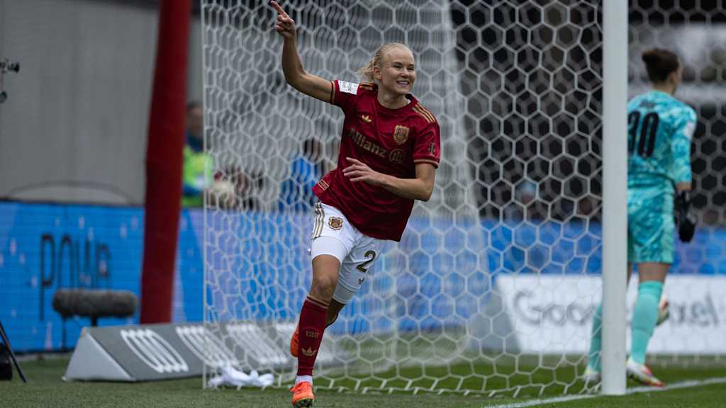 Pernille Harder jubelt im Heimspiel der FC Bayern Frauen gegen den VfL Wolfsburg.