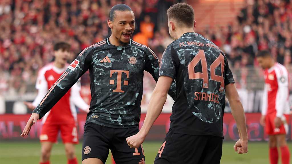 Leroy Sane von Bayern München feiert mit seinem Teamkollegen Josip Stanisic den ersten Treffer seiner Mannschaft während des Bundesligaspiels beim 1. FC Union Berlin