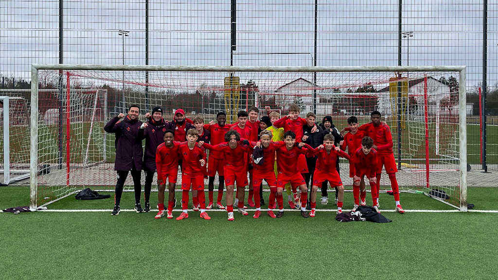 Die FCB-U14 feiert nach dem Derbysieg am FC Bayern Campus