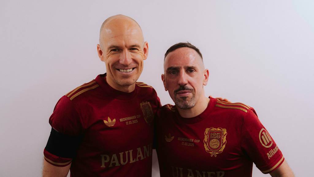 Arjen Robben und Franck Ribéry im Jubiläumstrikot beim Beckenbauer Cup.