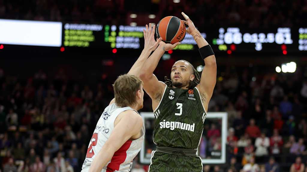 Das Hinspiel gewann der FC Bayern Basketball, Topscorer war Edwards, der sämtliche 27 Punkte in der zweiten Hälfte erzielte
