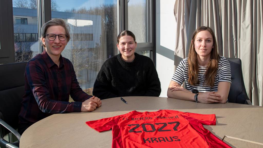 Scarlett Kraus bei der Vertragsunterschrift beim FC Bayern in der Mitte von Nachwuchskoordinatorin Nathalie Bischof und der Koordinatorin Frauenfußball von der SpVgg Greuther Fürth Sarah Roithmeier.