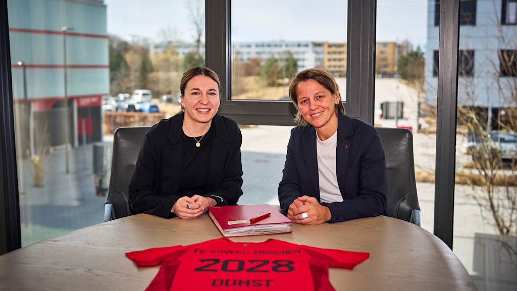 Barbara Dunst und Bianca Rech sitzend bei der Vertragsunterschrift am FC Bayern Campus.