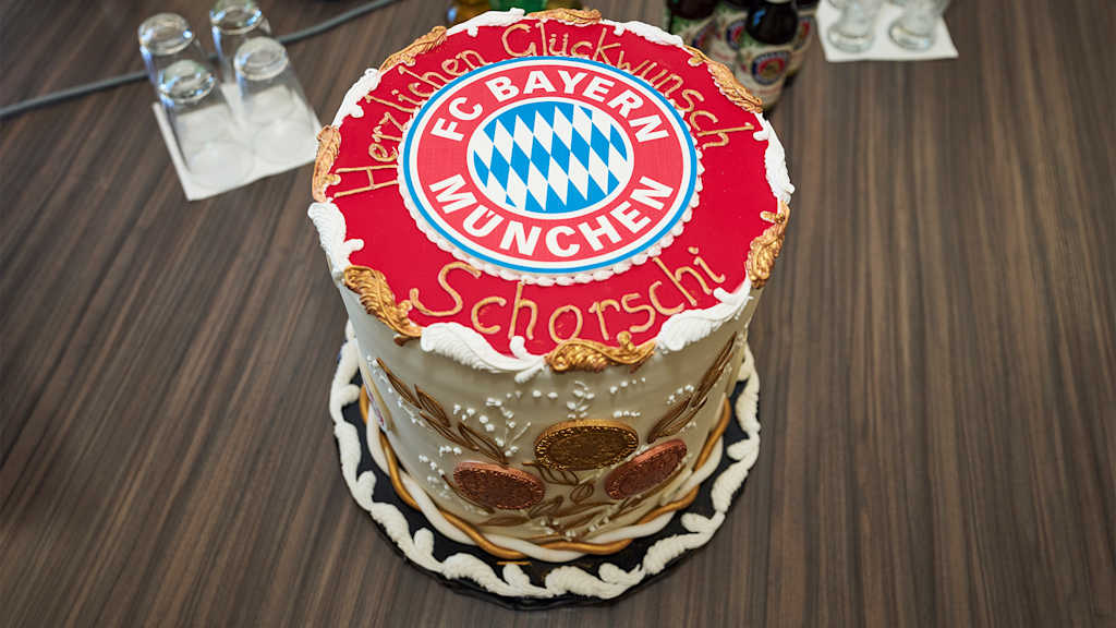 Glückwunsch-Torte für Special Olympics-Sieger Georg Emmerdinger