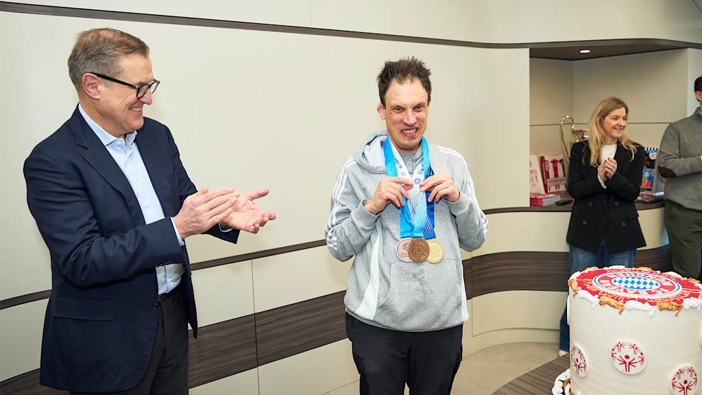 Jan-Christian Dreesen applaudiert FC Bayern-CEO Dreesen Special Olympics-Sieger Georg Emmerdinger