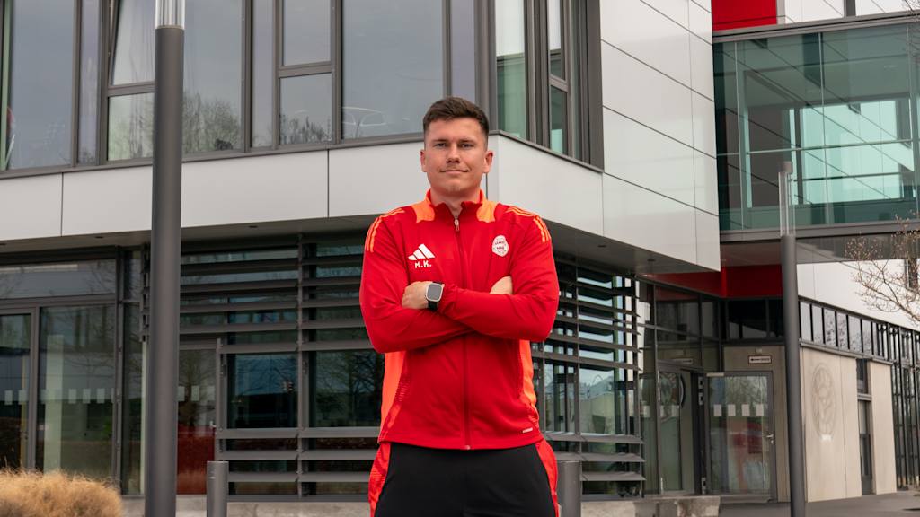 Manuel Kainz stehend in der Spielstätte am FC Bayern Campus