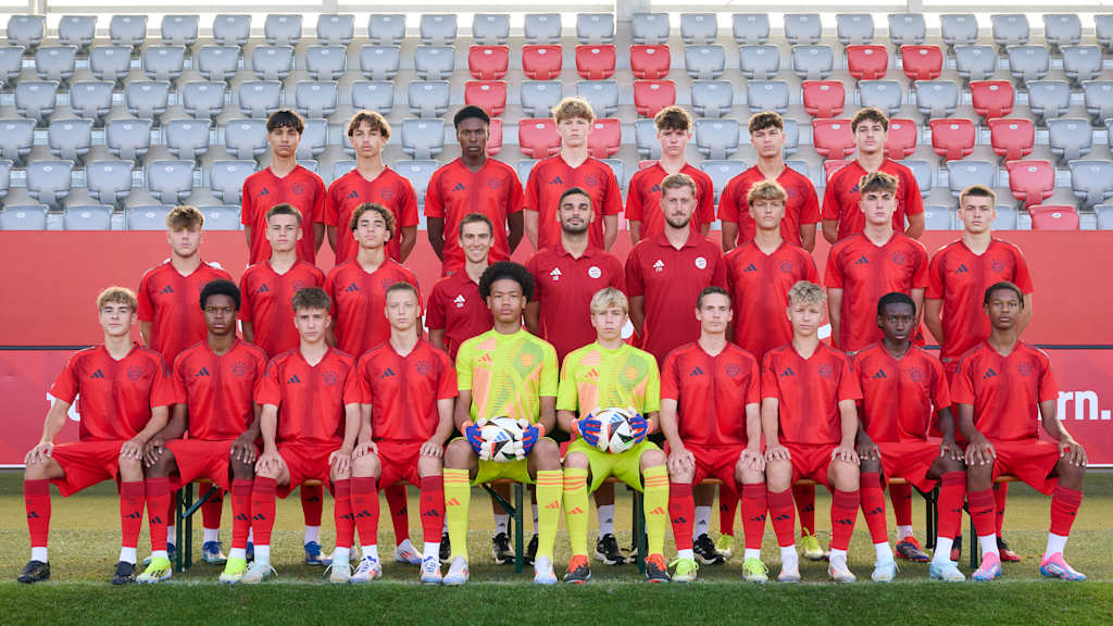 Die FCB-U16 am FC Bayern Campus.