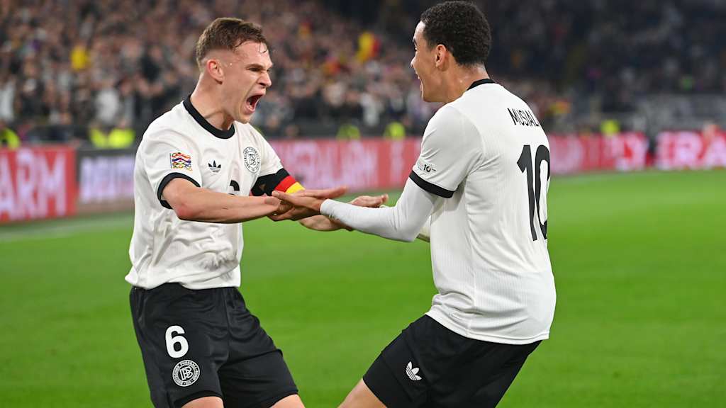 Joshua Kimmich und Jamal Musiala bejubeln einen kuriosen Eckball-Treffer gegen Italien