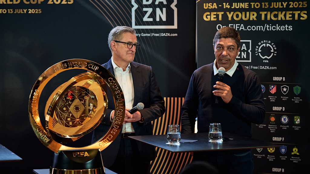 FC Bayern-CEO Jan-Christian Dreesen und Legende Giovane Elber enthüllen die Trophäe der Klub-WM bei einer Pressekonferenz