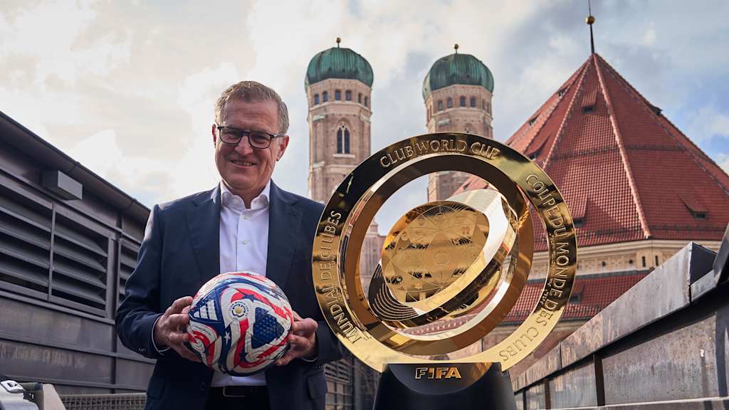 Jan-Christian Dreesen mit der Klub-WM-Trophäe in München