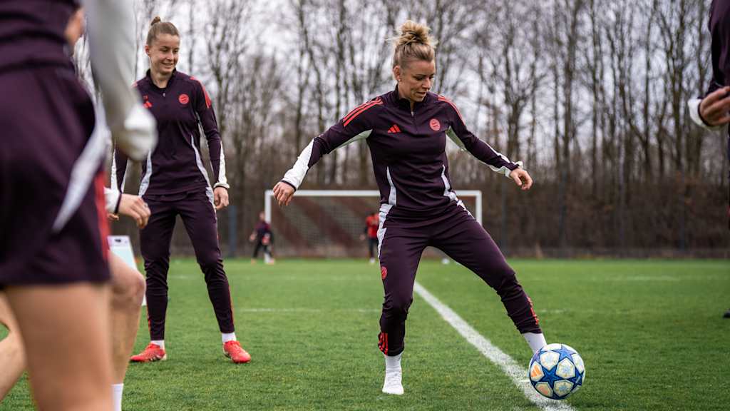 Linda Dallmann on the ball in training before the UWCL quarter-final against Olympique Lyon.