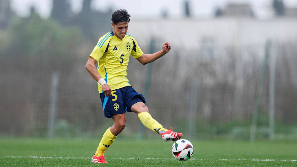 Matteo Pérez Vinlöf with the ball at his feet in the Swedish national team jersey.