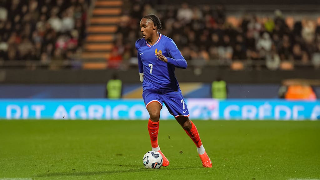 Mathys Tel with the ball at his feet in the jersey of the France U21s.