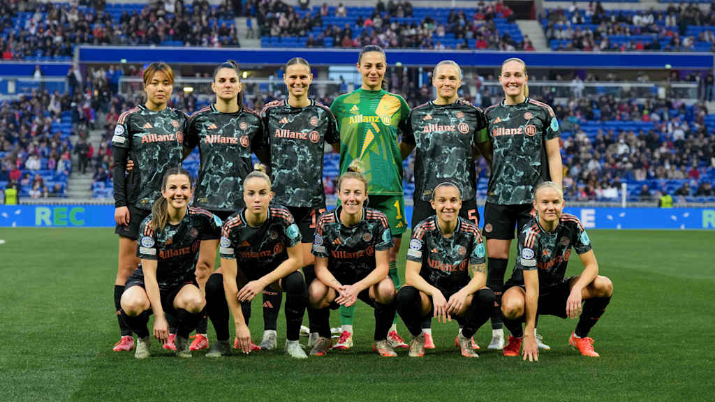 Mannschaftsfoto vor dem Auswärtsspiel der FC Bayern Frauen in Olympique Lyon.