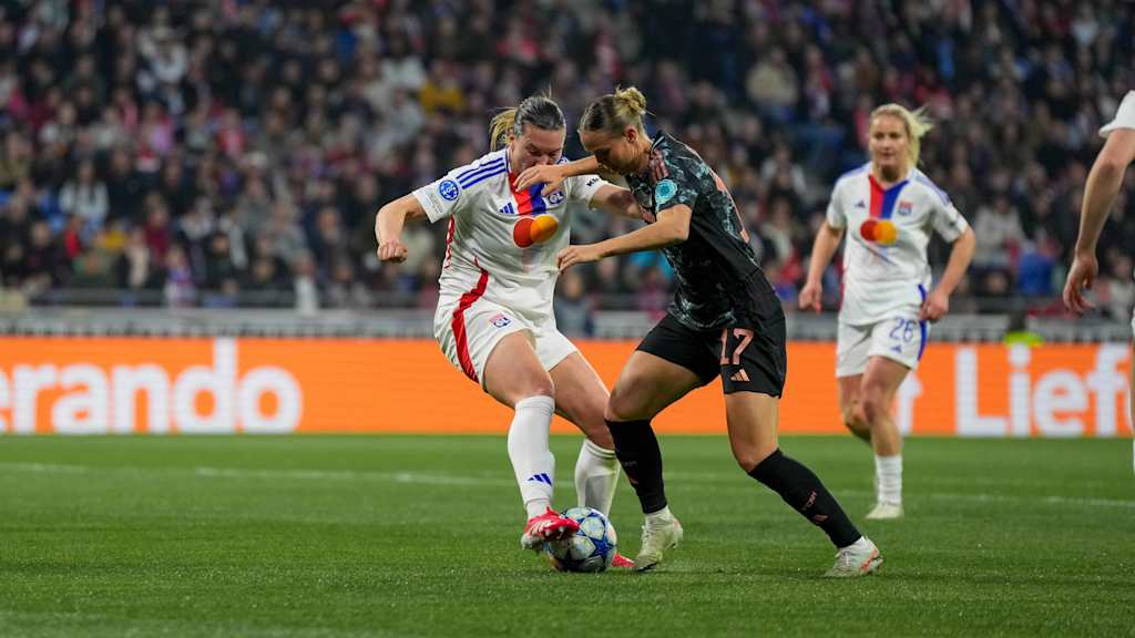 Klara Bühl und Sydney Lohmann klatschen sich nach dem 1:0 ab.