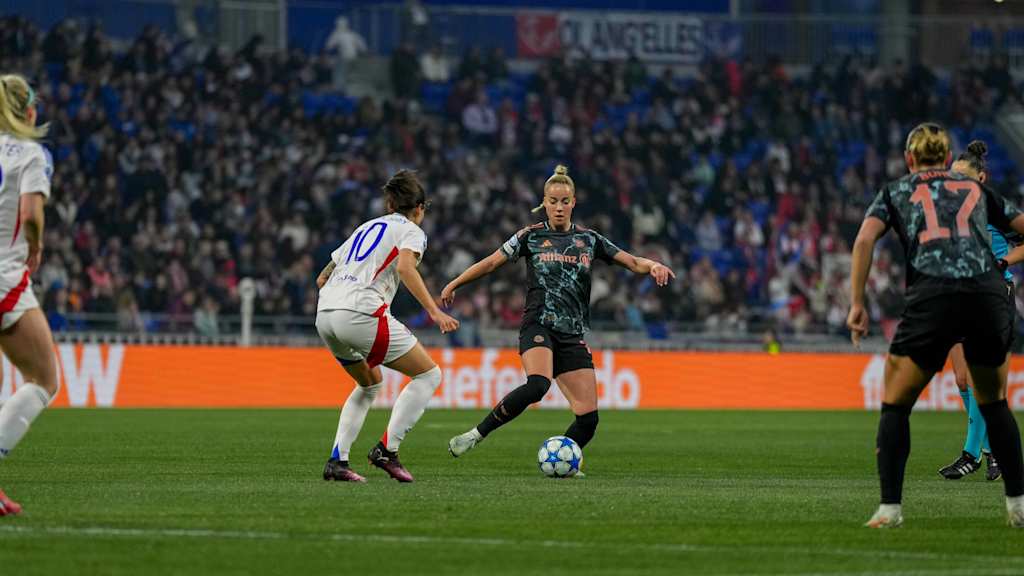 Giulia Gwinn im Spiel in Lyon am Ball.