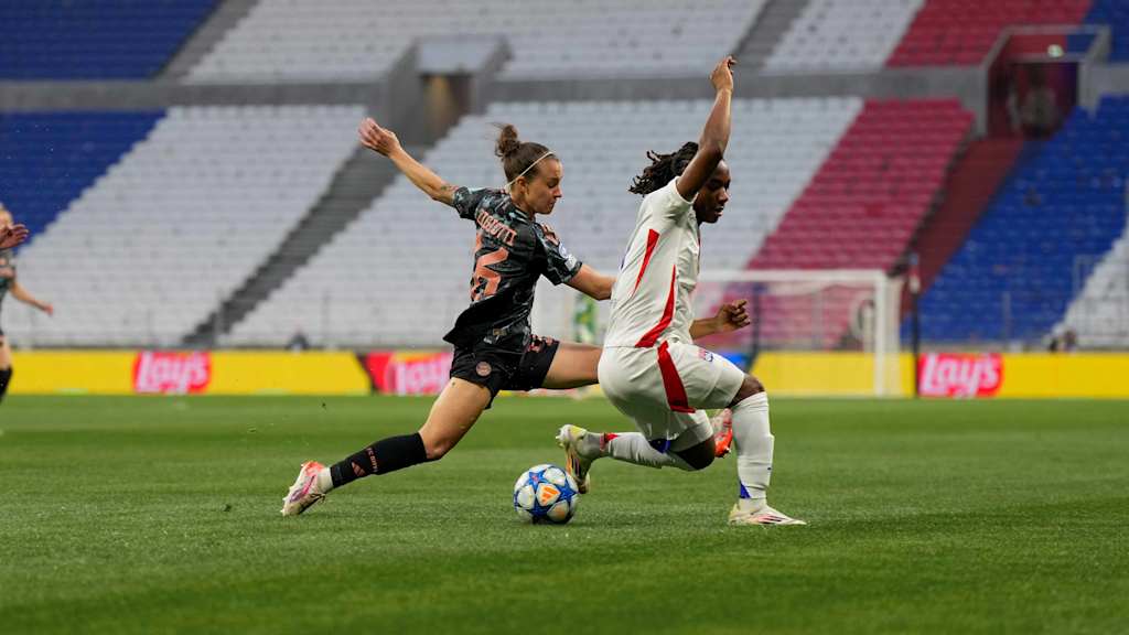 Julia Zigiotti beim Spiel in Lyon im Zweikampf.