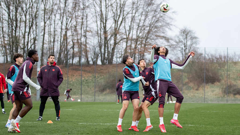 FCB-U19-Spieler Noah Codjo-Evora im Kampf um den Ball am FC Bayern Campus.