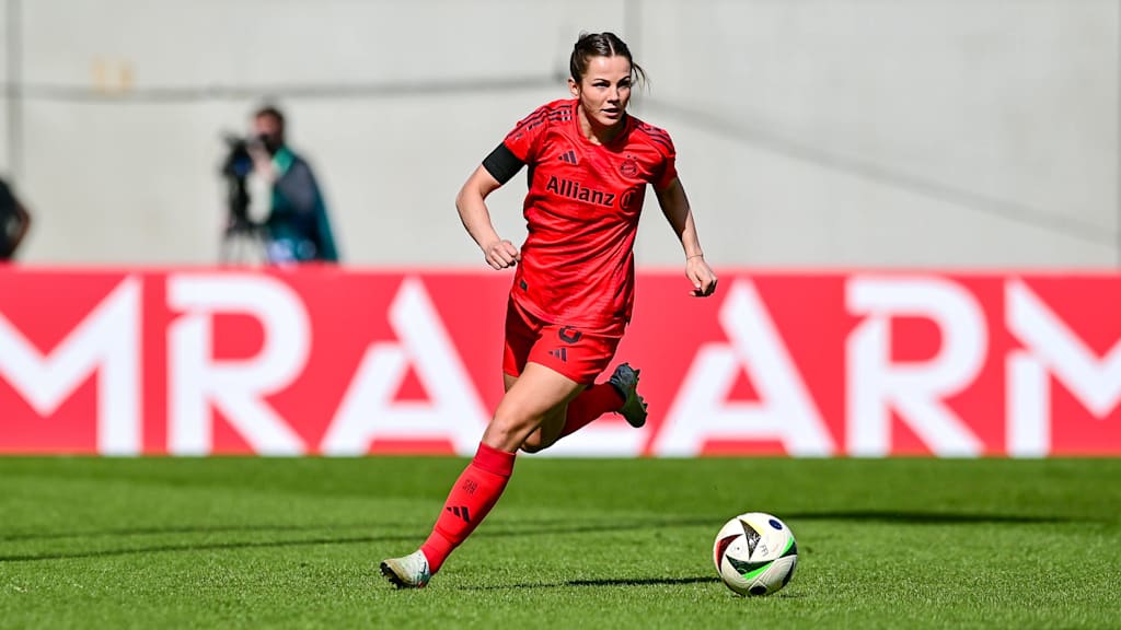 Tuva Hansen von den FC Bayern Frauen während eines Spiels am FC Bayern Campus mit dem Ball am Fuß.