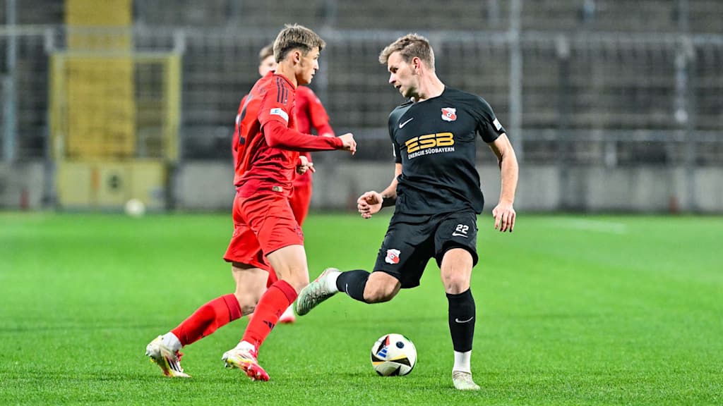 Die Amateure jubeln im Grünwalder Stadion.