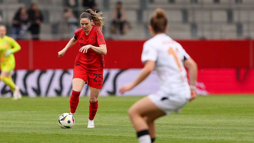 Sarah Zadrazil von den FC Bayern Frauen im Spiel gegen Leverkusen im Zweikampf.